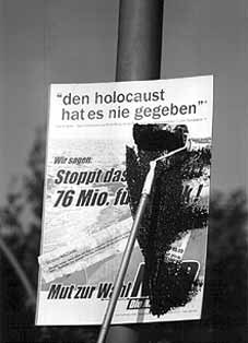 Zerstrung von NPD-Plakaten in denen der Holocoust geleugnet wird ...