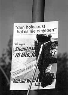 Zerstrung von NPD-Plakaten in denen der Holocoust geleugnet wird ...