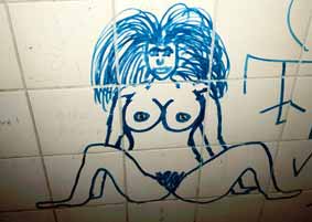 klassische Graffiti-Thema - die Frau (Berlin 2001)